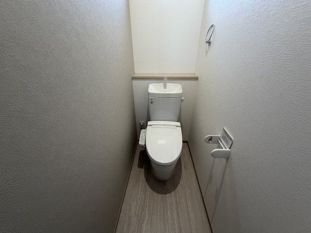 ワイウッドコート前橋市荒牧町第５期　1号棟のトイレ|2階トイレです。清潔感のある白を基調としています。