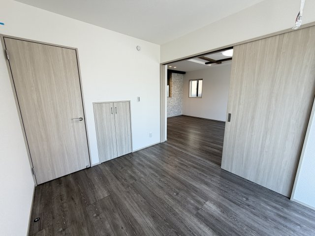 ワイウッドコート前橋市荒牧町第５期　1号棟の洋室|１階洋室です。5.2帖の広さがあります。