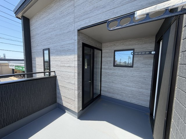 ワイウッドコート前橋市荒牧町第５期　1号棟のバルコニー|バルコニーは二つの部屋から出入り可能です。