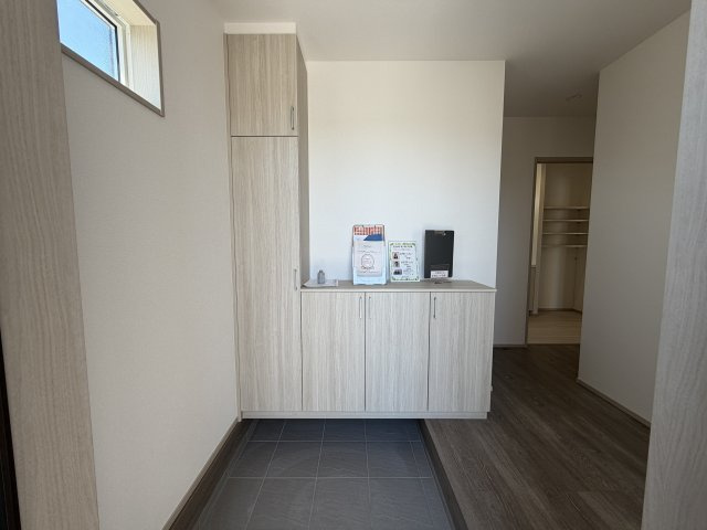 ワイウッドコート前橋市荒牧町第５期　1号棟の玄関|玄関収納もたっぷりついています。