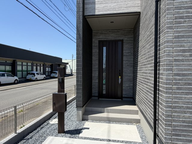 ワイウッドコート前橋市荒牧町第５期　1号棟の玄関|スタイリッシュな玄関です。モニター付きインターホンも標準装備