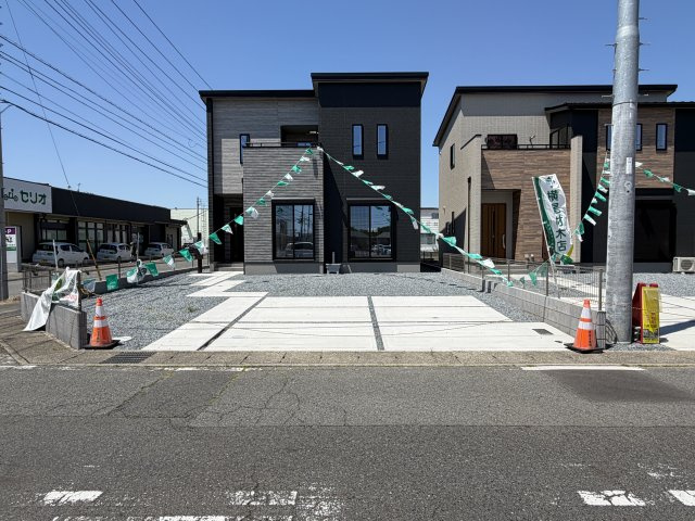 ワイウッドコート前橋市荒牧町第５期　1号棟の駐車場|駐車場もキレイに整備されています。並列3台以上駐車可能です！