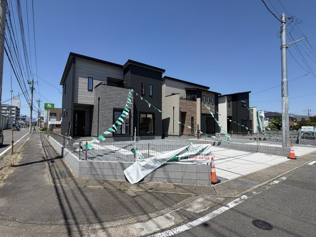 ワイウッドコート前橋市荒牧町第５期　1号棟の前面道路含む現地写真|角地の整形地で陽当たり良好☆
