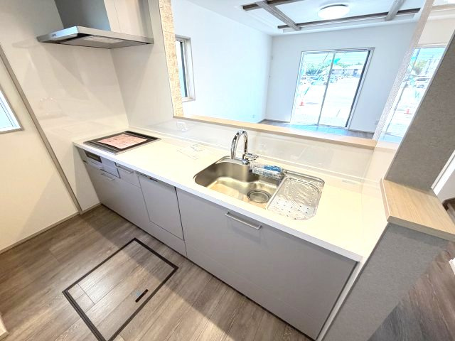 ワイウッドコート前橋市荒牧町第５期　1号棟のキッチン|人気のカウンターキッチン採用です☆
IHコンロも３口ご用意しています！調理スペースも広くストレスなくお料理できます。
浄水器つきなので美味しいお水も飲めますよ♪
収納も沢山ご用意しています。