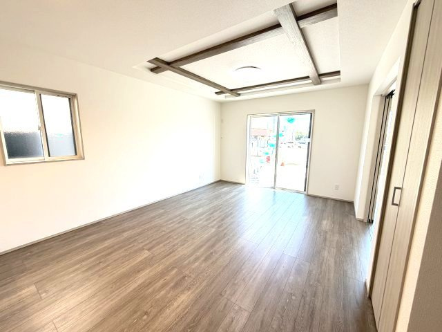 ワイウッドコート前橋市荒牧町第５期　1号棟の居間・リビング|カウンターキッチンなのでお料理をしながら会話もできます。
夕食の支度をしながら、お子様の様子も見られて自然と会話も増えますよ♪
