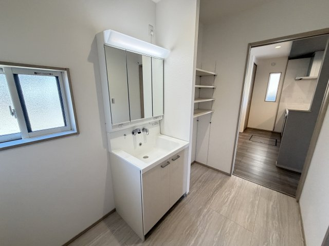 ワイウッドコート前橋市荒牧町第５期　1号棟の独立洗面台|シャワー水栓付き洗面台で朝の身支度もバッチリです！
洗面台には収納スペースもあり洗面室もすっきり片付きますよ！