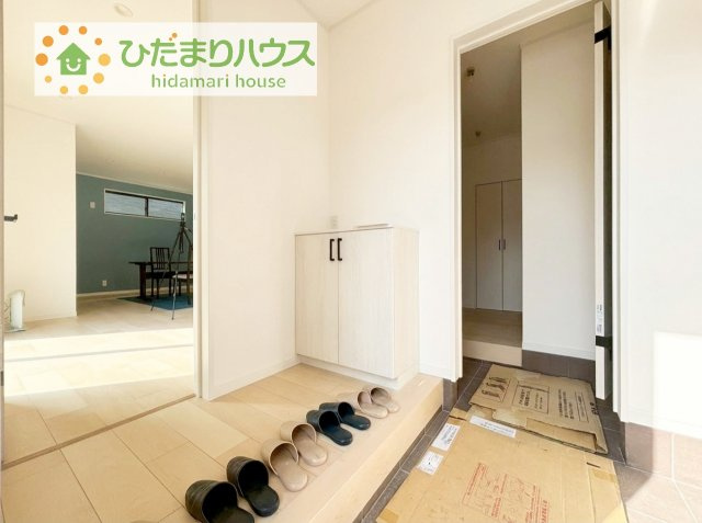 【玄関】 | 牛久市神谷5丁目　新築戸建 | 玄関が広いので親子で並んで仲良く靴が履けますね(^^)/