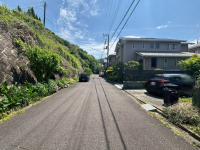 【前面道路含む現地写真】 | 二宮町緑が丘3丁目　5LDK | ※掲載写真は残置物撤去後をイメージした加工画像となります。現況と異なる場合がございますので、詳細は現地にてご確認ください。