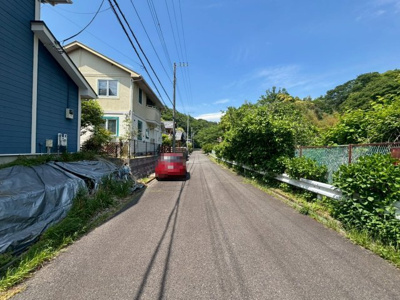 【前面道路含む現地写真】 | 二宮町緑が丘3丁目　5LDK | ※掲載写真は残置物撤去後をイメージした加工画像となります。現況と異なる場合がございますので、詳細は現地にてご確認ください。