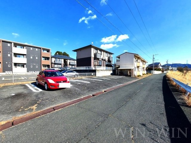 東小鷹野メゾンの駐車場