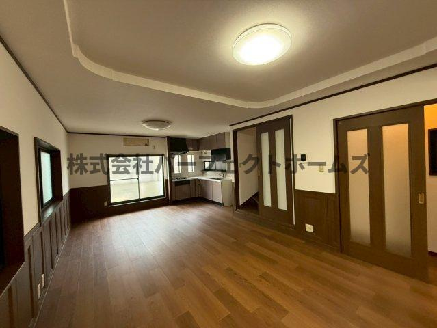 須山町戸建　賃貸の居間・リビング|こちらのリビングで趣味の時間をお楽しみください