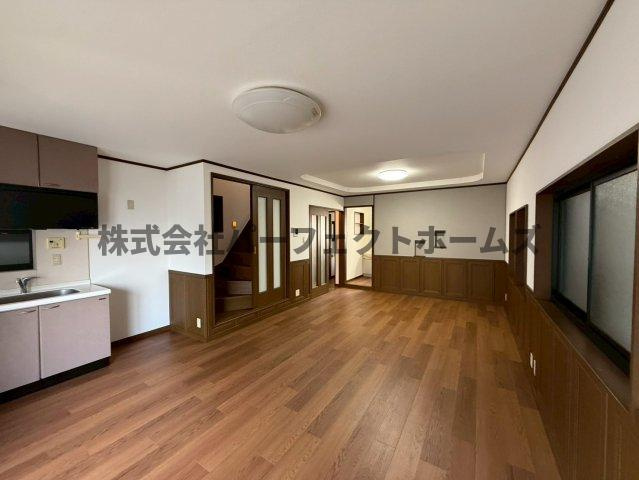 須山町戸建　賃貸の居間・リビング|使いやすいリビングです