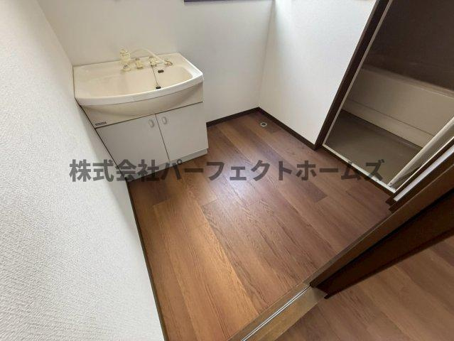 須山町戸建　賃貸の洗面所|使いやすい洗面所です