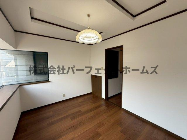 須山町戸建　賃貸の洋室|明るい洋室です