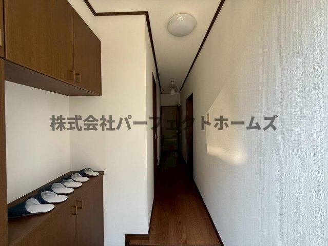 須山町戸建　賃貸の内装|明るい色調の室内です