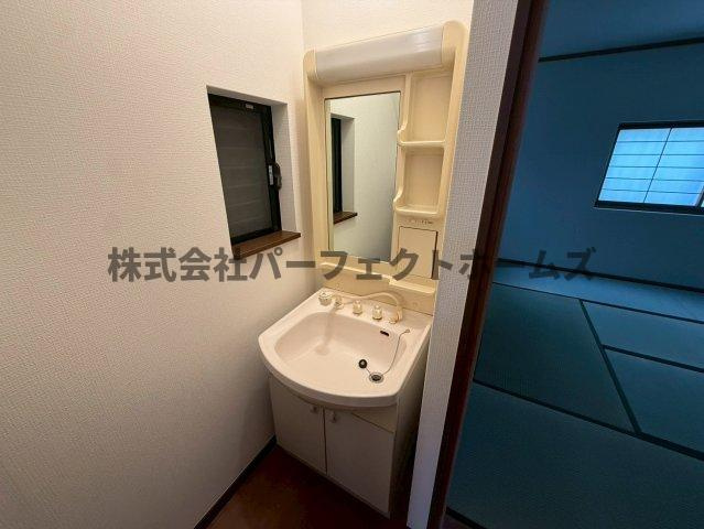 須山町戸建　賃貸の独立洗面台|朝の支度にも助かる、独立の洗髪洗面化粧台