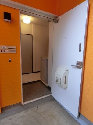 八王子市長房町のアパートの玄関