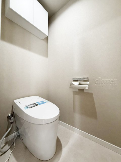 【トイレ】 | ヴェルト日本橋Ⅱ | 上部に収納を備えたトイレです。自宅の中でも最もプライベートな空間だからこそ、ほしい「落ち着き」がここにあります。～即日のご見学可能～　お問合せはお気軽にどうぞ。
