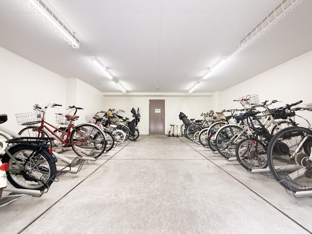 【駐輪場】 | ヴェルト日本橋Ⅱ | 自転車置き場。マンションの共用部にあたります。空きの有無や駐輪料金、各戸の台数制限などについては、改めてお問い合わせください。～即日のご見学可能～　お問合せはお気軽にどうぞ。
