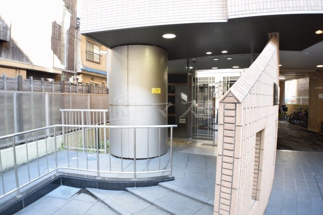 メゾンデノムラ東心斎橋のエントランス