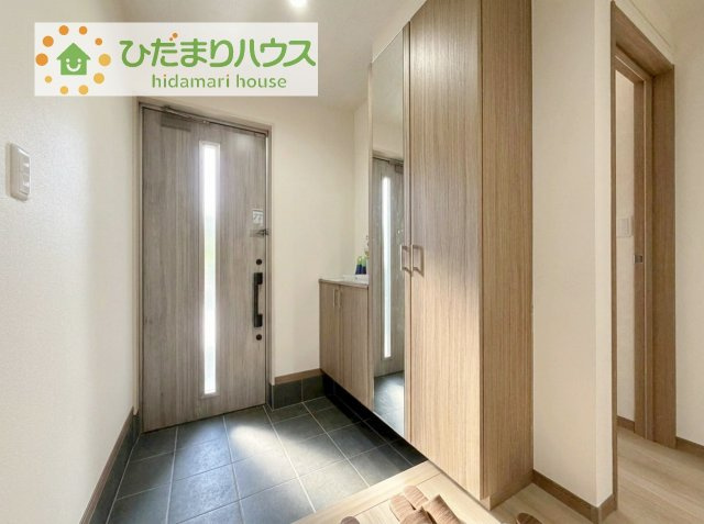 【玄関】 | 土浦市中村南1丁目　新築戸建　1号棟 | 収納力のあるシューズボックスは姿見付き！
お出掛け前に身だしなみをチェックしましょう！