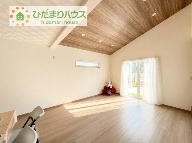 【居間・リビング】 | 土浦市中村南1丁目　新築戸建　1号棟 | 南側にお庭があり、明るく開放感のあるリビング。
昼間は、電気いらずでエコ+節約にもなります。