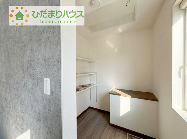 【キッチン】 | 土浦市中村南1丁目　新築戸建　1号棟 | キッチン横のパントリー収納は、非常時の飲食物のストックもしっかりできますね♪