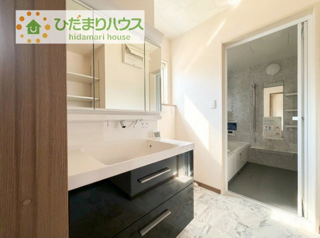 【独立洗面台】 | 土浦市中村南1丁目　新築戸建　1号棟 | 三面鏡の大きな鏡は憧れます(^^♪
鏡の後ろは収納となっていて、細かいものでも収納できるのでスッキリと整理できます！