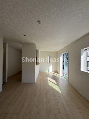 【現地画像あり】平塚市豊田宮下第1　新築戸建　全１棟の居間・リビング|家具の配置やインテリアを想像すると新生活にわくわくしますね♪