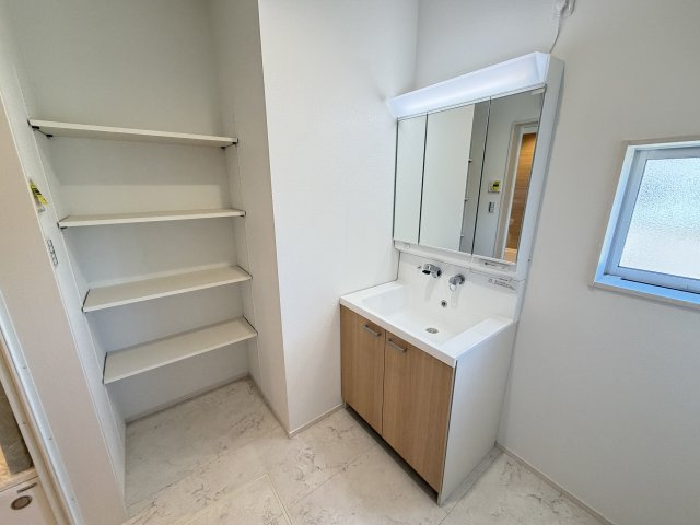 ワイウッドコート前橋市荒牧町第５期　2号棟の独立洗面台|シャワー水栓付き洗面台で朝の身支度もバッチリです！
洗面台には収納スペースもあり洗面室もすっきり片付きますよ！