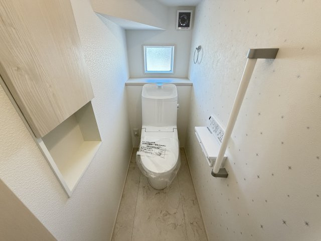 ワイウッドコート前橋市荒牧町第５期　2号棟のトイレ|1階トイレです。清潔感のある白を基調としています。
温水洗浄・便座暖房機能の付いた快適なトイレです☆