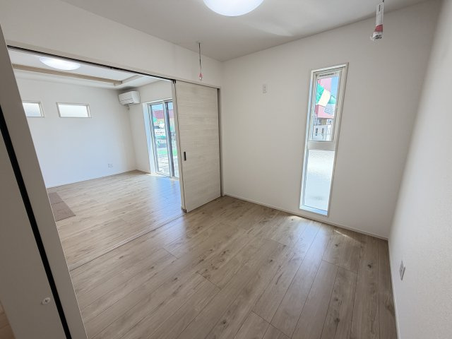 ワイウッドコート前橋市荒牧町第５期　2号棟の洋室|１階洋室です。5.2帖の広さがあります。