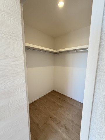 ワイウッドコート前橋市荒牧町第５期　2号棟の収納|２階洋室2収納です：ウォークインクローゼットです
