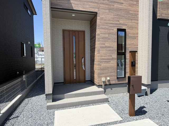 ワイウッドコート前橋市荒牧町第５期　2号棟の玄関|スタイリッシュな玄関です。モニター付きインターホンも標準装備
