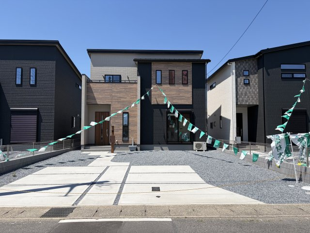 ワイウッドコート前橋市荒牧町第５期　2号棟の駐車場|駐車場もキレイに整備されています。並列3台以上駐車可能です！