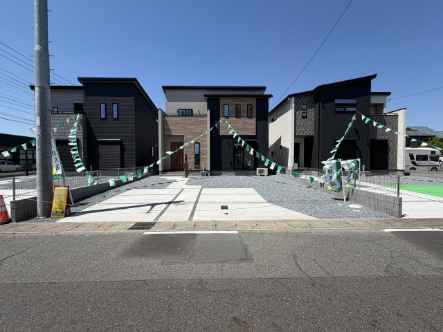 ワイウッドコート前橋市荒牧町第５期　2号棟の前面道路含む現地写真|陽当たり良好☆