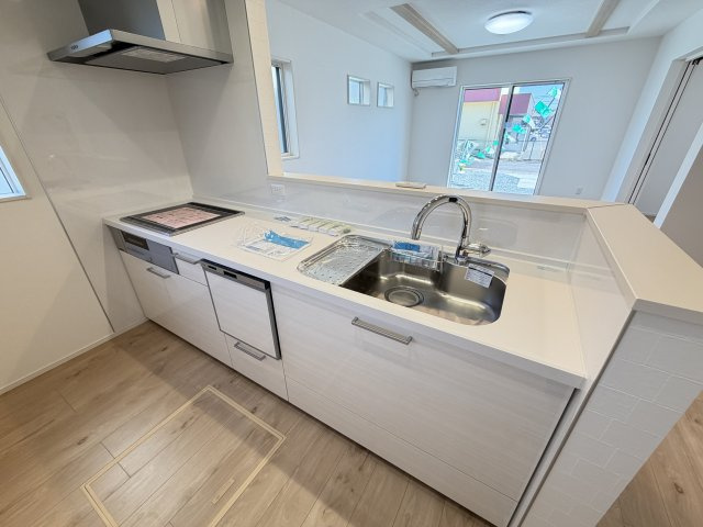 ワイウッドコート前橋市荒牧町第５期　2号棟のキッチン|人気のカウンターキッチン採用です☆
IHコンロも３口ご用意しています！調理スペースも広くストレスなくお料理できます。
浄水器つきなので美味しいお水も飲めますよ♪
収納も沢山ご用意しています。