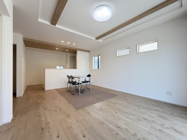 ワイウッドコート前橋市荒牧町第５期　2号棟の居間・リビング|カウンターキッチンなのでお料理をしながら会話もできます。
夕食の支度をしながら、お子様の様子も見られて自然と会話も増えますよ♪
将来、二部屋に分割も可能です！