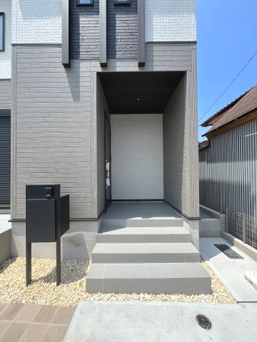 【玄関】 | 福岡市早良区脇山2丁目　1号棟（全1棟）【仲介手数料無料・0円】 | 施工例。施工例は完成時と異なる場合があります。