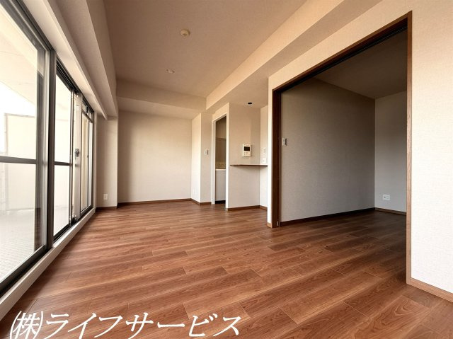 【居間・リビング】 | グランドール北大阪 | ＬＤＫ13.4帖／南向きにつき陽当り良好！壁には間接照明施工済！