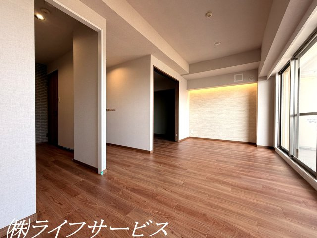 【居間・リビング】 | グランドール北大阪 | ＬＤＫ13.4帖／南向きにつき陽当り良好！壁には間接照明施工済！