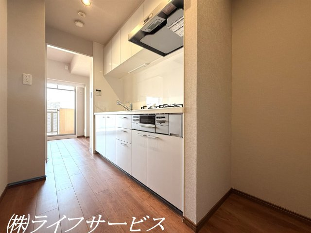 【キッチン】 | グランドール北大阪 | システムキッチン／キッチン横には冷蔵庫を置くスペースがございます！