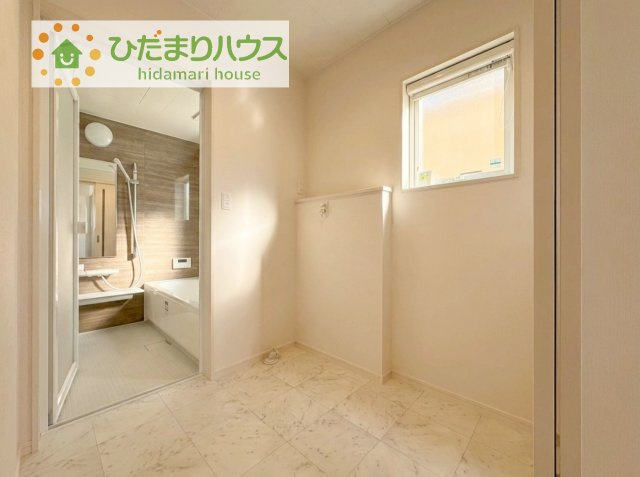 【脱衣所】 | 土浦市中村南1丁目　新築戸建　2号棟 | キッチンから洗面所へのスムーズな動線で、家事効率抜群！忙しいママに配慮した間取りです。