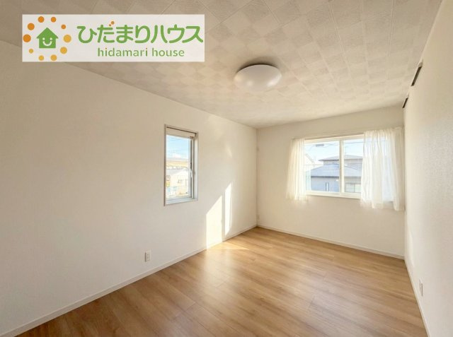 【寝室】 | 土浦市中村南1丁目　新築戸建　2号棟 | 気品のある柄のアクセントクロス♪寝室をおしゃれに演出してくれます(*^^*)
