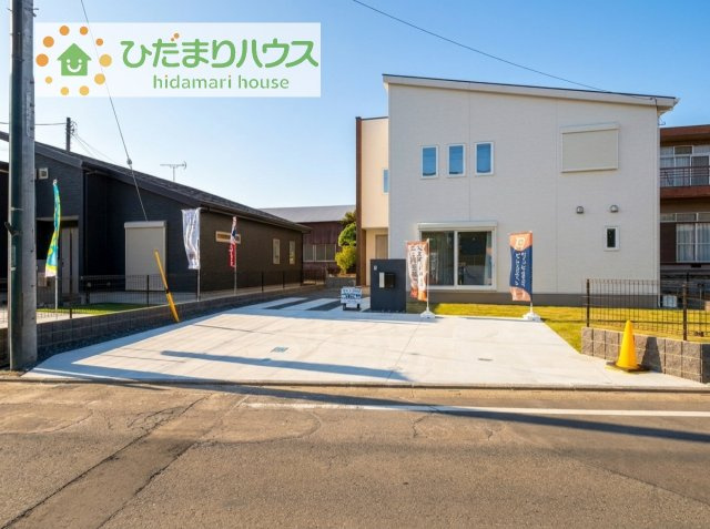 【駐車場】 | 土浦市中村南1丁目　新築戸建　2号棟 | 駐車場並列3台分！ワゴン車+軽自動車はもちろん、パパのお仕事の車も敷地内に停められますね♪