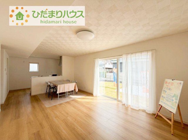 【居間・リビング】 | 土浦市中村南1丁目　新築戸建　2号棟 | 南に面した大きな窓から差し込む光で日中は電気いらず♪