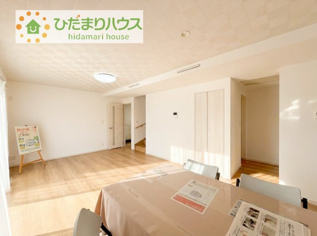 【居間・リビング】 | 土浦市中村南1丁目　新築戸建　2号棟 | 家族だんらんで、笑顔のたえない時間も増えそうな広々としたLDKが魅力です(^^)/窓も多くて明るい空間でくつろげます。