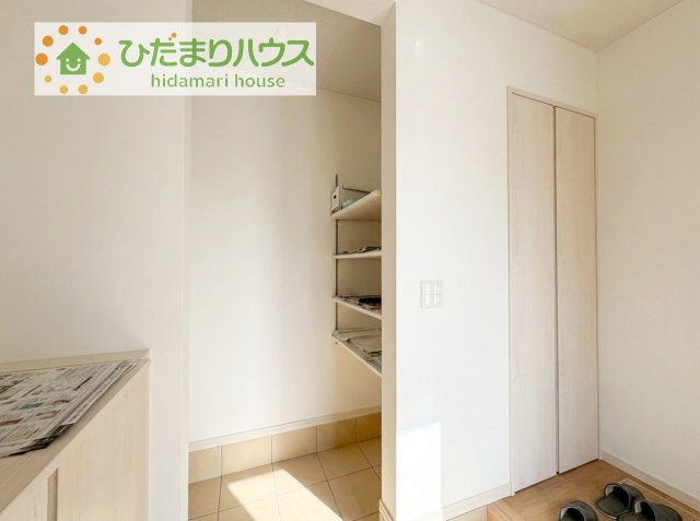 【収納】 | 土浦市中村南1丁目　新築戸建　2号棟 | シューズクロークは、レインコートやベビーカー、ゴルフバッグなど大きな荷物を置けるので、いつでも玄関を綺麗に保てます(*^-^*)
