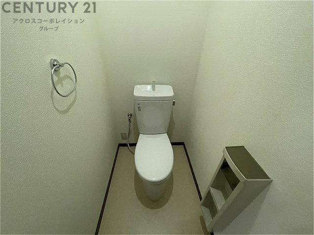 温水洗浄便座付きのトイレです♪
