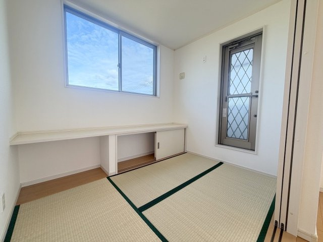 吉川市中曽根1丁目　中古戸建の和室|リビング横にはお子様のお昼寝スペースや遊び場としても活用できる3帖の和室完備